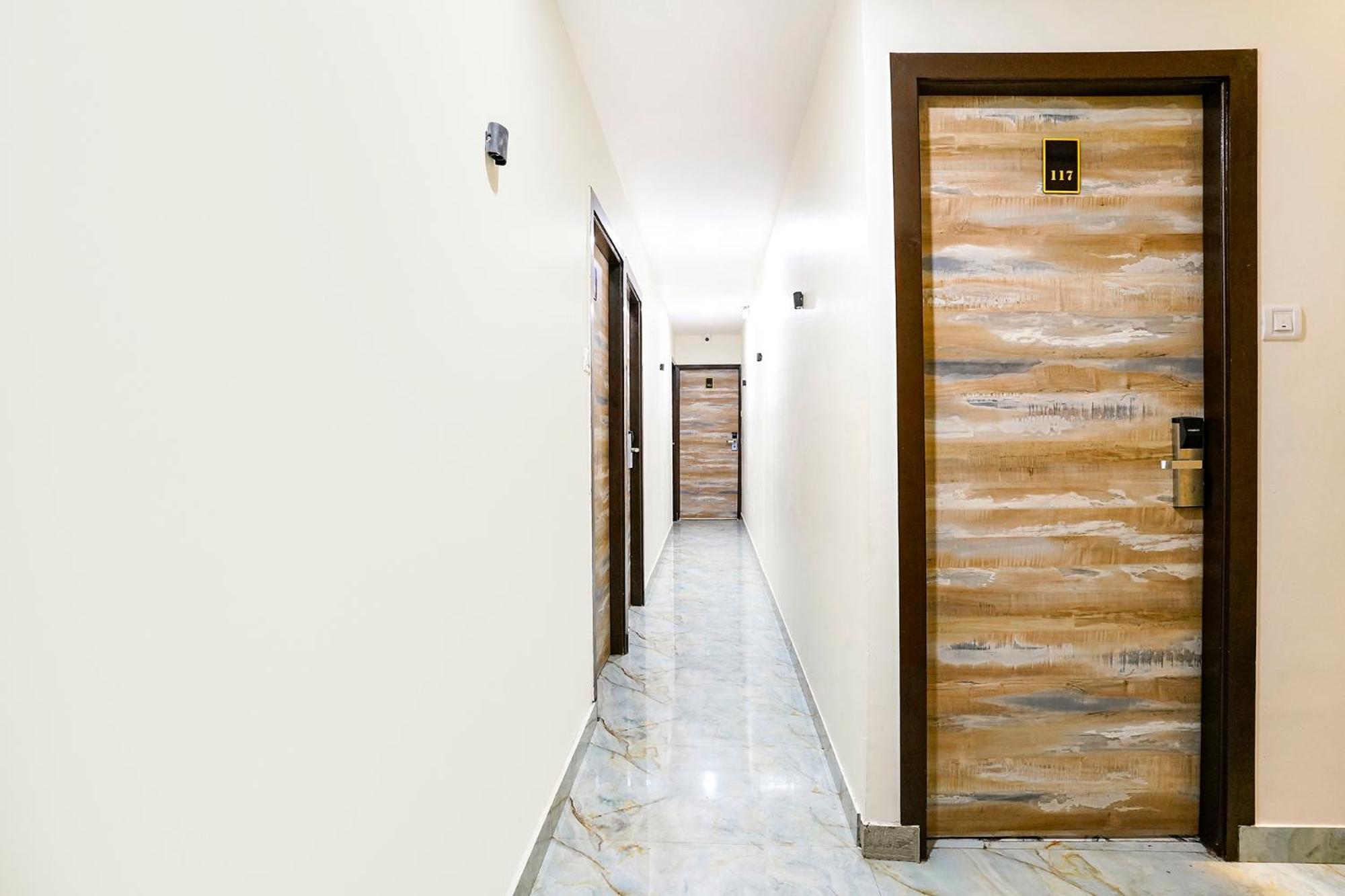 Fabexpress Good Luck Residency - Nr Nesco Exhibition Center Hotel Bombaim Exterior foto
