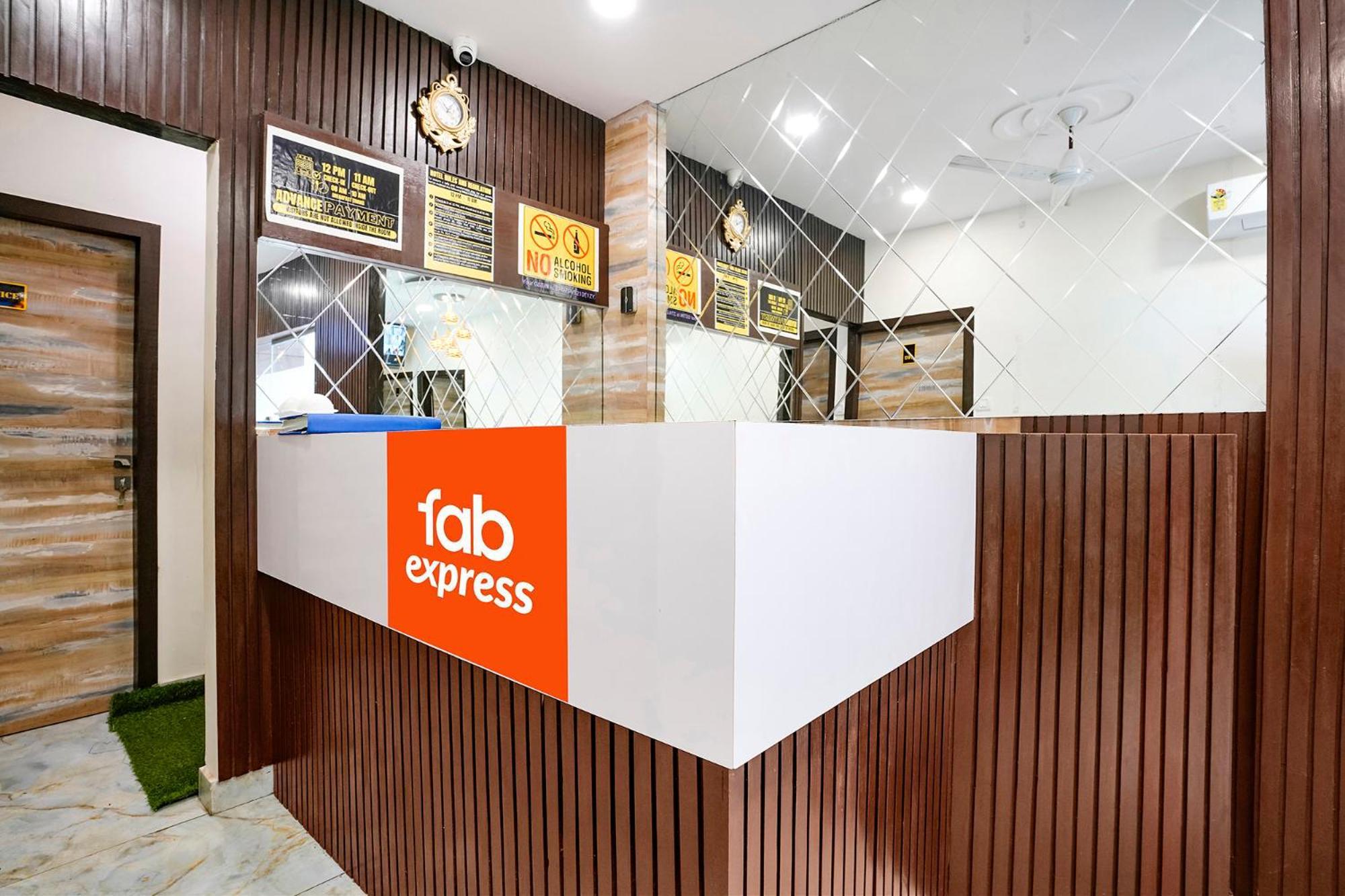 Fabexpress Good Luck Residency - Nr Nesco Exhibition Center Hotel Bombaim Exterior foto