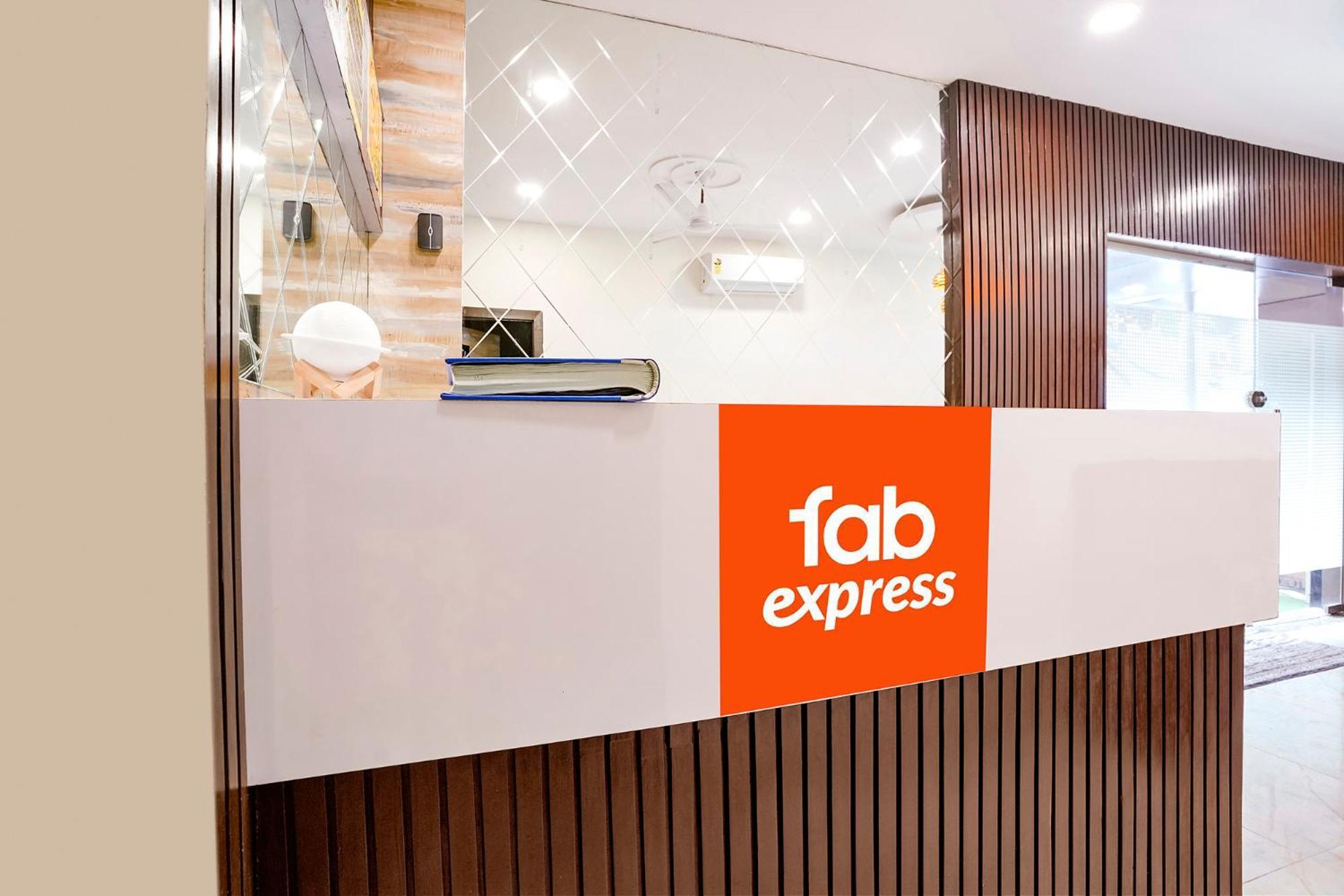 Fabexpress Good Luck Residency - Nr Nesco Exhibition Center Hotel Bombaim Exterior foto