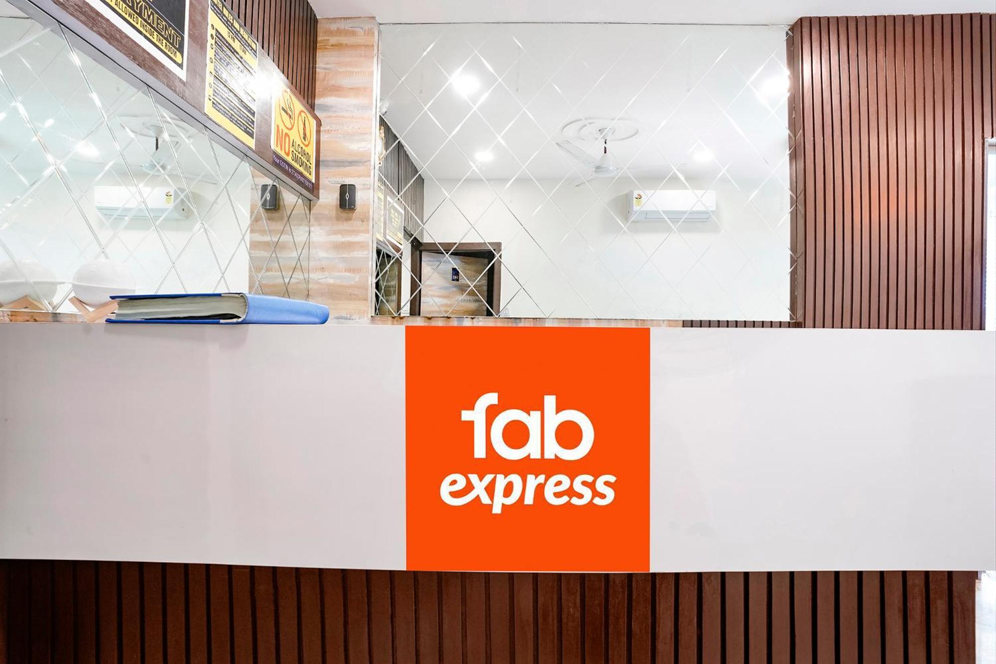 Fabexpress Good Luck Residency - Nr Nesco Exhibition Center Hotel Bombaim Exterior foto